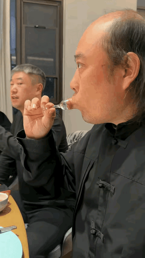 开心一刻，37张搞笑动图，看这大哥的表情感觉应该是很痛的-8.jpg