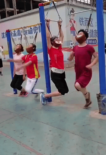 开心一刻，37张搞笑动图，看这大哥的表情感觉应该是很痛的-9.jpg