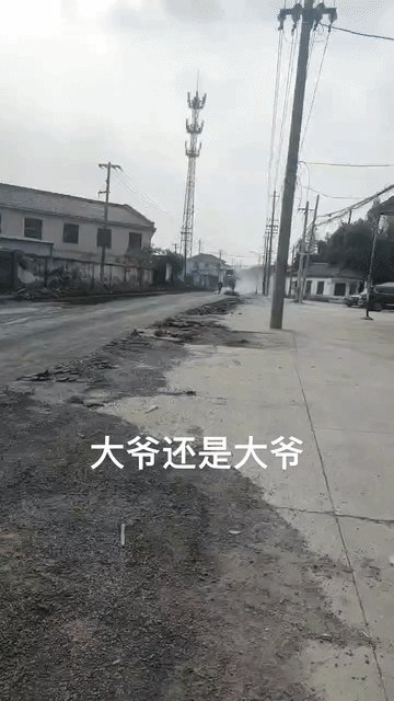 开心一刻，37张搞笑动图，看这大哥的表情感觉应该是很痛的-10.jpg