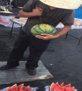 开心一刻，37张搞笑动图，看这大哥的表情感觉应该是很痛的-16.jpg