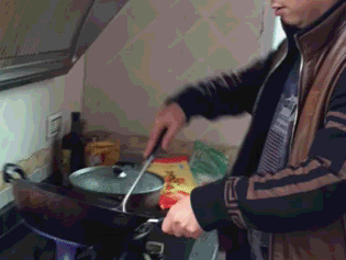 开心一刻，37张搞笑动图，看这大哥的表情感觉应该是很痛的-19.jpg