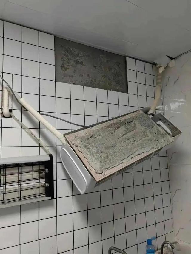 开心一刻，37张搞笑动图，看这大哥的表情感觉应该是很痛的-21.jpg