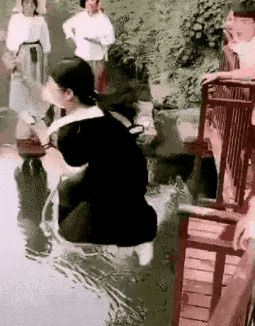 开心一刻，37张搞笑动图，看这大哥的表情感觉应该是很痛的-24.jpg