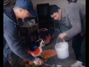 开心一刻，37张搞笑动图，看这大哥的表情感觉应该是很痛的-25.jpg