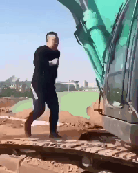 哈哈大笑，搞笑动图，你能看到第几张保持不笑，此门为谁开？-18.jpg