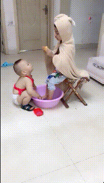 哈哈大笑，搞笑动图，你能看到第几张保持不笑，此门为谁开？-33.jpg