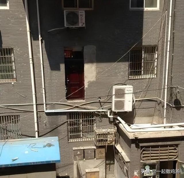 哈哈大笑，搞笑动图，你能看到第几张保持不笑，此门为谁开？-49.jpg