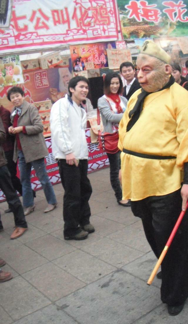 哈哈大笑，搞笑动图，你能看到第几张保持不笑，此门为谁开？-51.jpg
