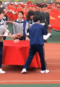 哈哈大笑，搞笑动图，不小心手滑，纸巾越滚越远-8.jpg