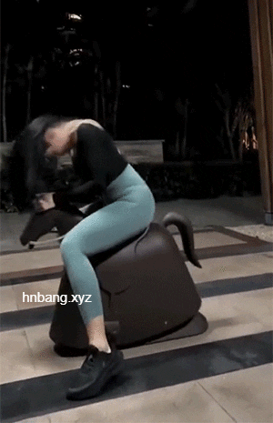 哈哈大笑，搞笑动图，不小心手滑，纸巾越滚越远-17.jpg