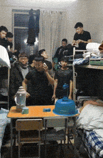 哈哈大笑，搞笑动图，不小心手滑，纸巾越滚越远-21.jpg