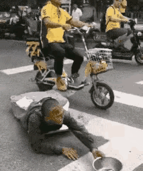 哈哈大笑，搞笑动图，不小心手滑，纸巾越滚越远-22.jpg