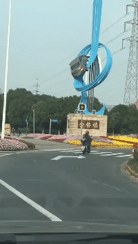 哈哈大笑，搞笑动图，不小心手滑，纸巾越滚越远-29.jpg