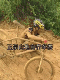 哈哈大笑，搞笑动图，不小心手滑，纸巾越滚越远-31.jpg