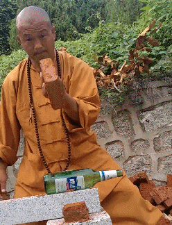 哈哈大笑，搞笑动图，不小心手滑，纸巾越滚越远-30.jpg