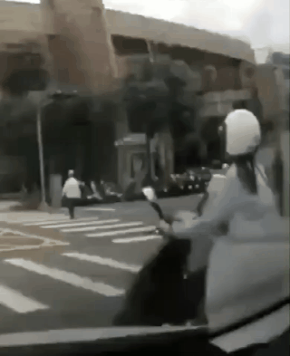 哈哈大笑，搞笑动图，不小心手滑，纸巾越滚越远-33.jpg