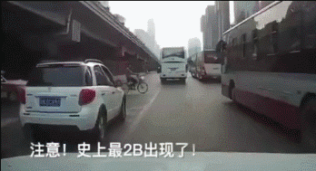 哈哈大笑，搞笑动图，不小心手滑，纸巾越滚越远-40.jpg