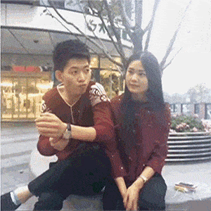 哈哈大笑，搞笑动图，不小心手滑，纸巾越滚越远-41.jpg