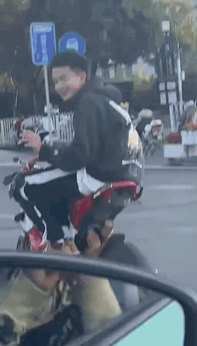 哈哈大笑，搞笑动图，不小心手滑，纸巾越滚越远-42.jpg