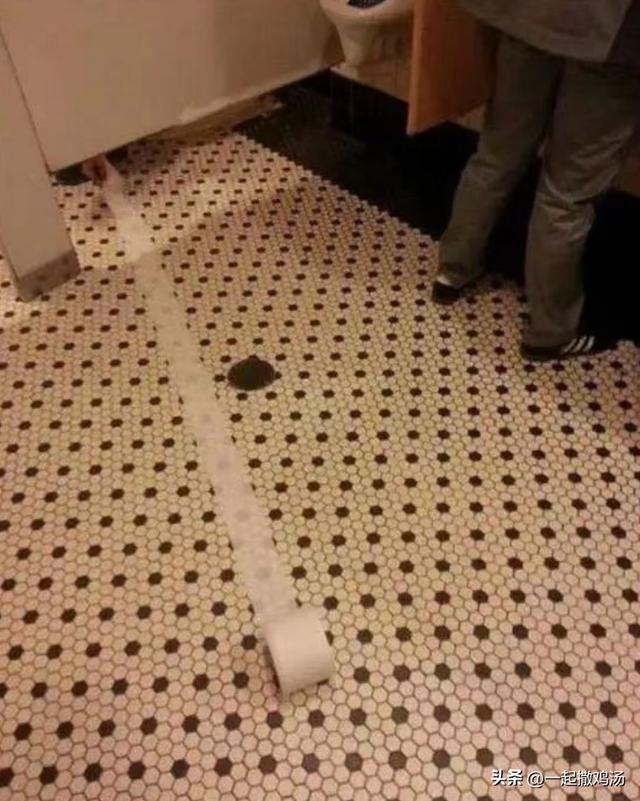 哈哈大笑，搞笑动图，不小心手滑，纸巾越滚越远-49.jpg
