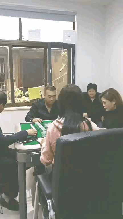 哈哈一笑，搞笑动图，这条路应该挺贵啊-37.jpg