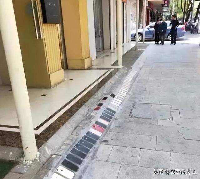 哈哈一笑，搞笑动图，这条路应该挺贵啊-49.jpg