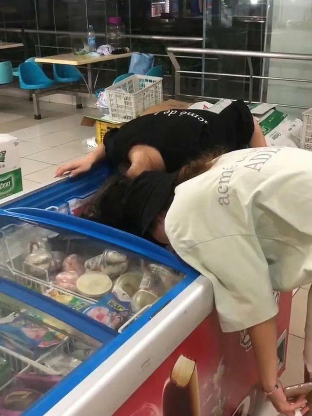 哈哈一笑，搞笑动图，这条路应该挺贵啊-52.jpg