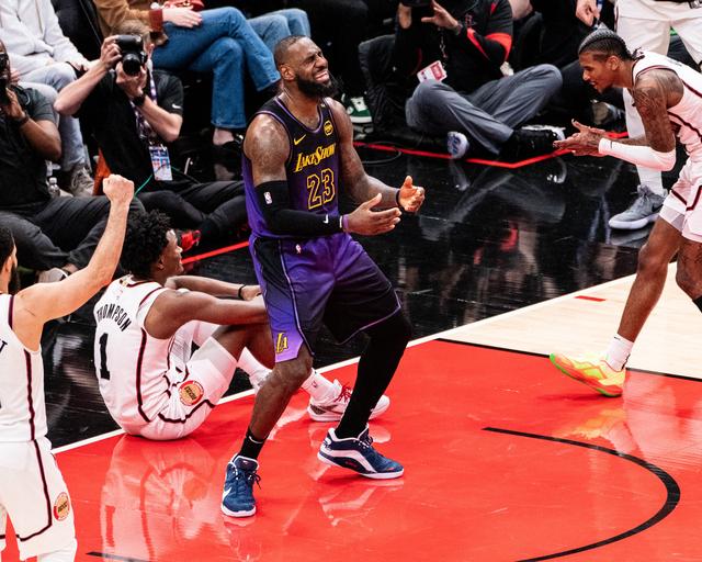 （体育）篮球——NBA常规赛：火箭胜湖人-1.jpg