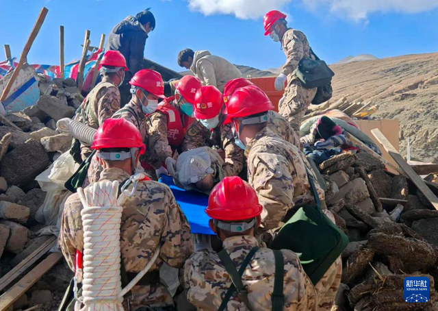 新华全媒头条|人间有爱 希望永在——西藏定日县地震48小时全记录-2.jpg