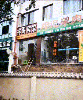 笑一笑，50张搞笑动图：发工资了，来只鸭子补补，就是有点小！-2.jpg