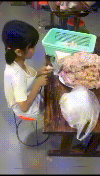 笑一笑，50张搞笑动图：发工资了，来只鸭子补补，就是有点小！-22.jpg