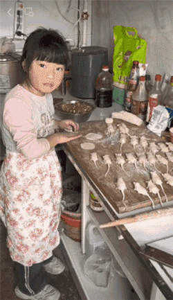 笑一笑，50张搞笑动图：发工资了，来只鸭子补补，就是有点小！-33.jpg