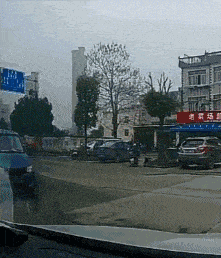 笑一笑，50张搞笑动图：发工资了，来只鸭子补补，就是有点小！-34.jpg