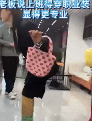 笑一笑，50张搞笑动图：发工资了，来只鸭子补补，就是有点小！-43.jpg