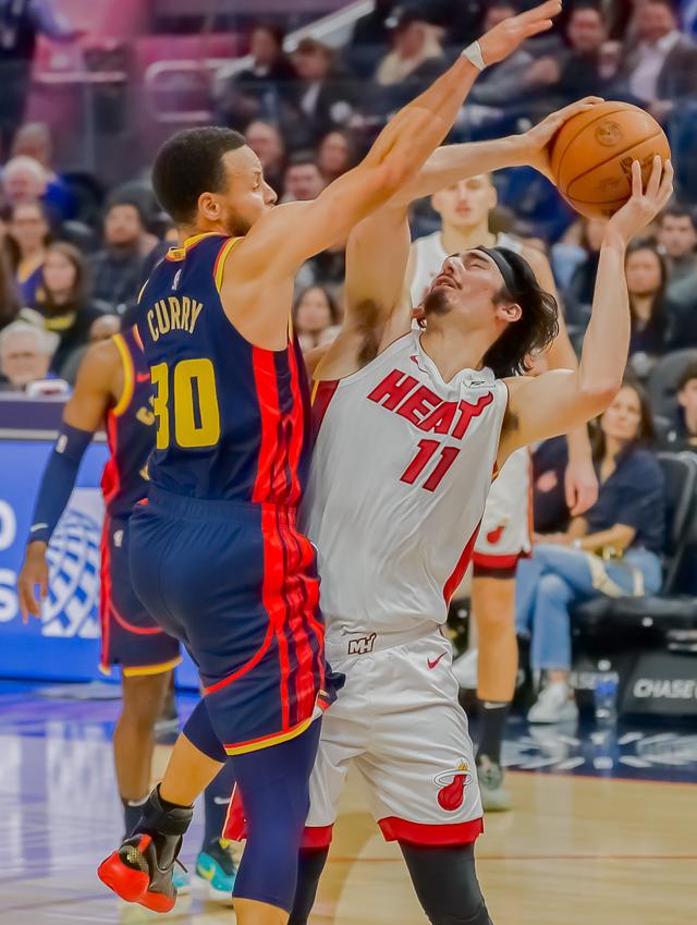 （体育）篮球——NBA常规赛：勇士不敌热火-5.jpg