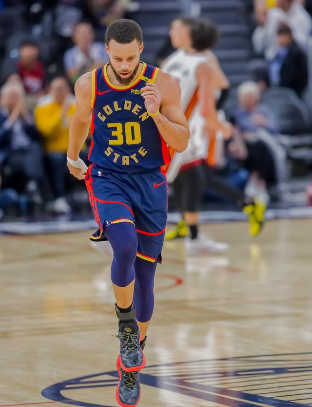 （体育）篮球——NBA常规赛：勇士不敌热火-6.jpg