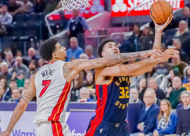 （体育）篮球——NBA常规赛：勇士不敌热火-8.jpg