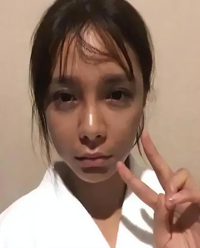 明星素颜无滤镜生图，谁是天生明星脸，谁又是资本强捧，一目了然-8.jpg