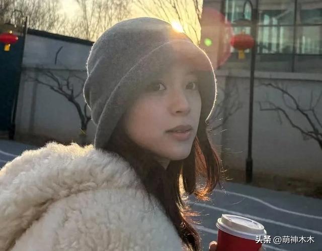 明星整活欢迎老外：曾黎戴中国抹额，沈梦辰介绍好友，杨迪飙英文-1.jpg