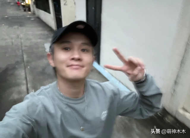 明星整活欢迎老外：曾黎戴中国抹额，沈梦辰介绍好友，杨迪飙英文-12.jpg