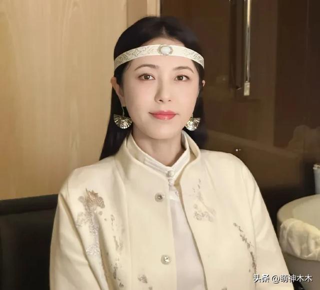 明星整活欢迎老外：曾黎戴中国抹额，沈梦辰介绍好友，杨迪飙英文-14.jpg