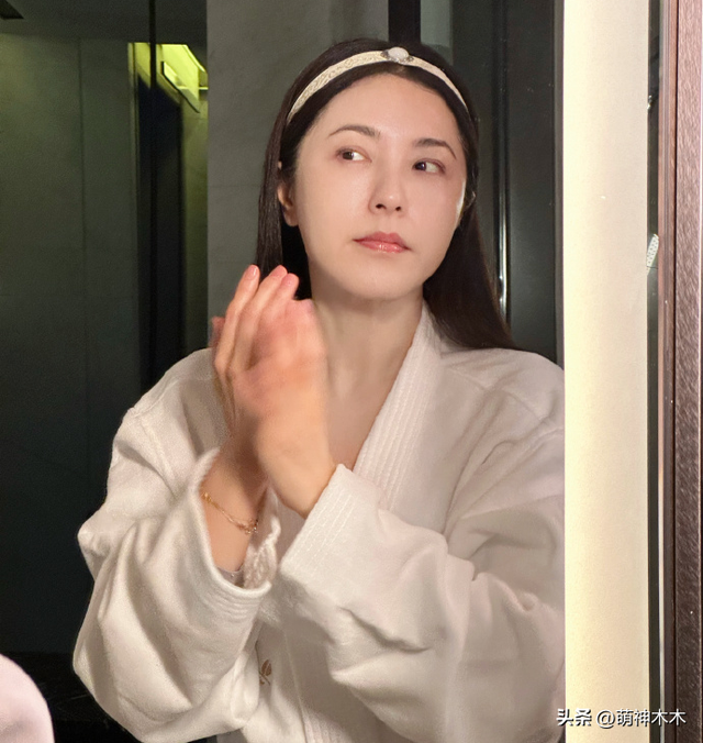明星整活欢迎老外：曾黎戴中国抹额，沈梦辰介绍好友，杨迪飙英文-15.jpg