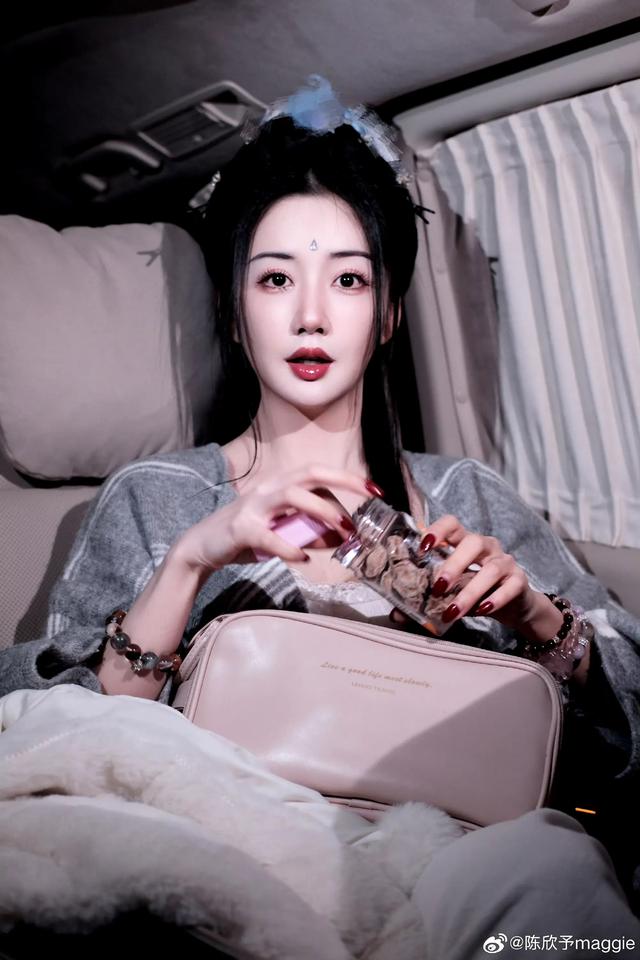 美女明星-2.jpg