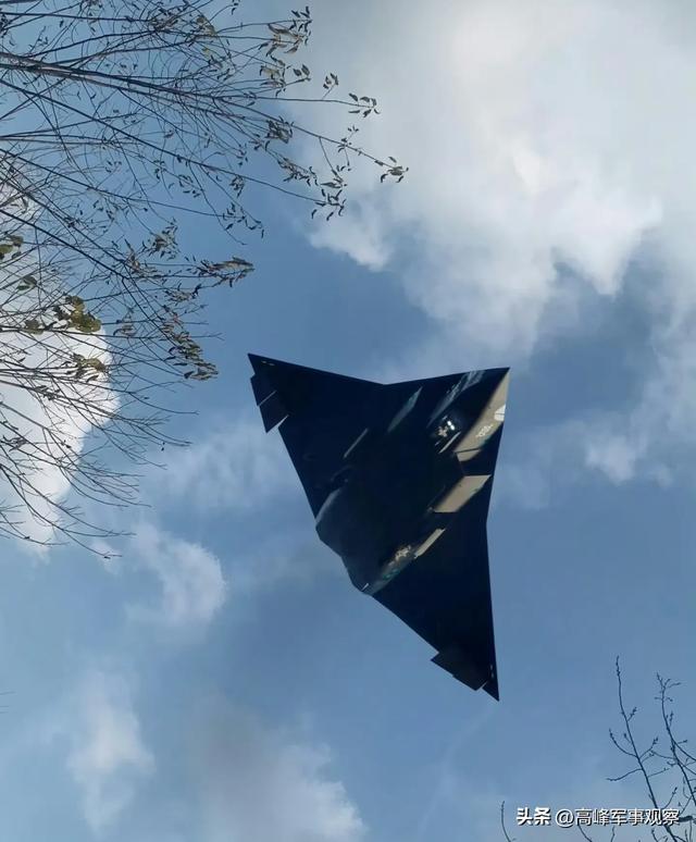 歼-36标配？中国新型空射导弹做最后测试：美军B-21轰炸机的克星-2.jpg
