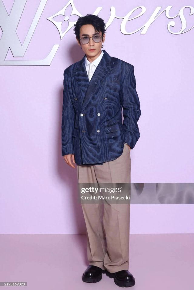 巴黎男装周明星生图：朱一龙造型显成熟，王鹤棣王嘉尔帅气-1.jpg