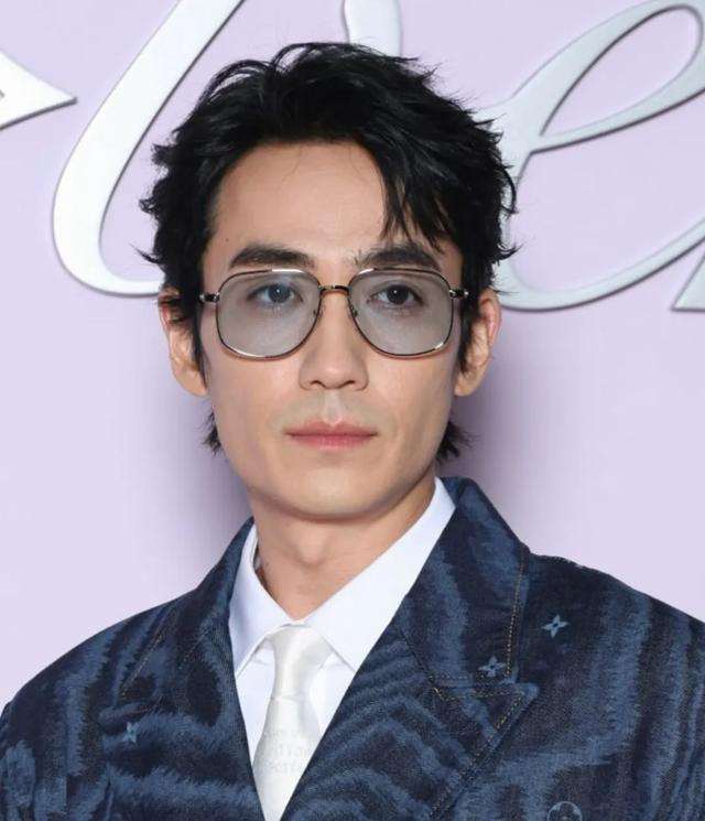 巴黎男装周明星生图：朱一龙造型显成熟，王鹤棣王嘉尔帅气-2.jpg