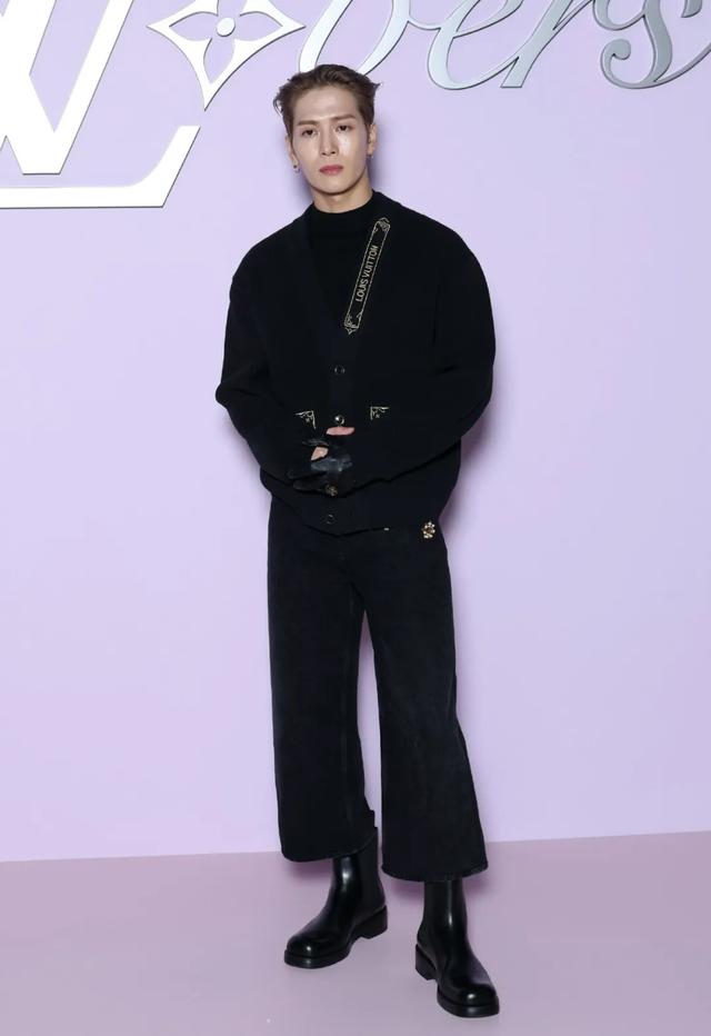 巴黎男装周明星生图：朱一龙造型显成熟，王鹤棣王嘉尔帅气-3.jpg
