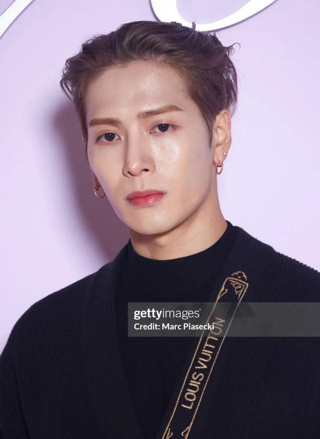 巴黎男装周明星生图：朱一龙造型显成熟，王鹤棣王嘉尔帅气-5.jpg