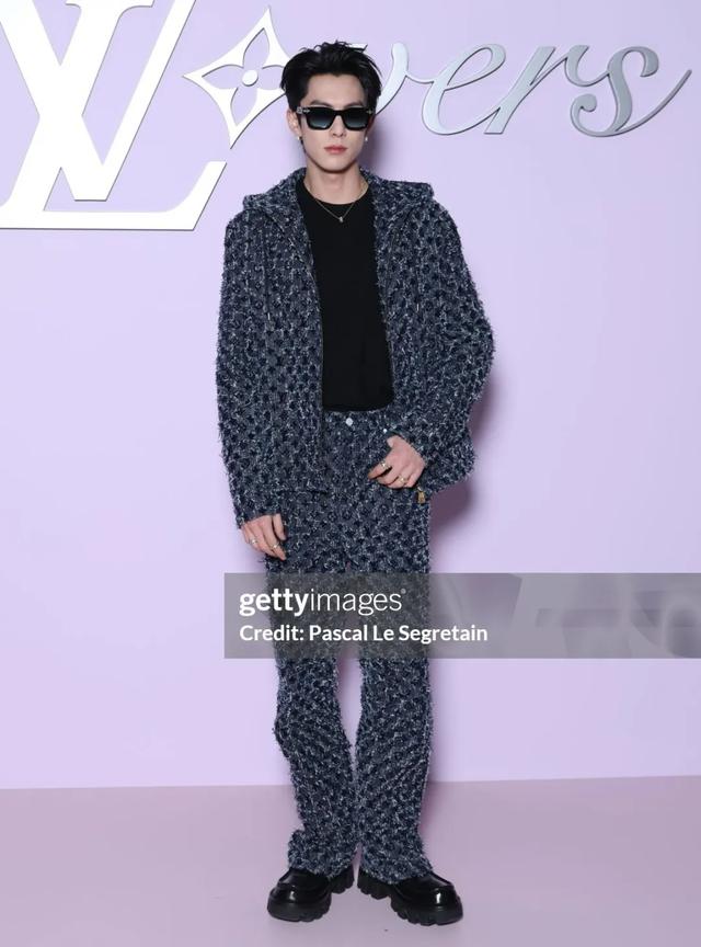 巴黎男装周明星生图：朱一龙造型显成熟，王鹤棣王嘉尔帅气-6.jpg