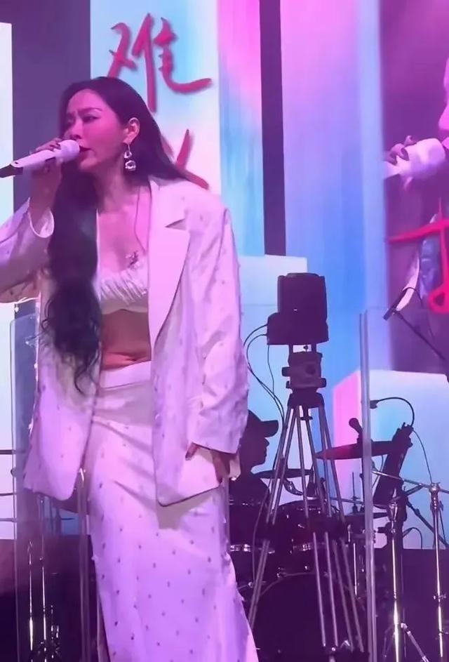 明星无滤镜下的真实容颜，残酷的娱乐圈，她们的真实状态如何？-13.jpg